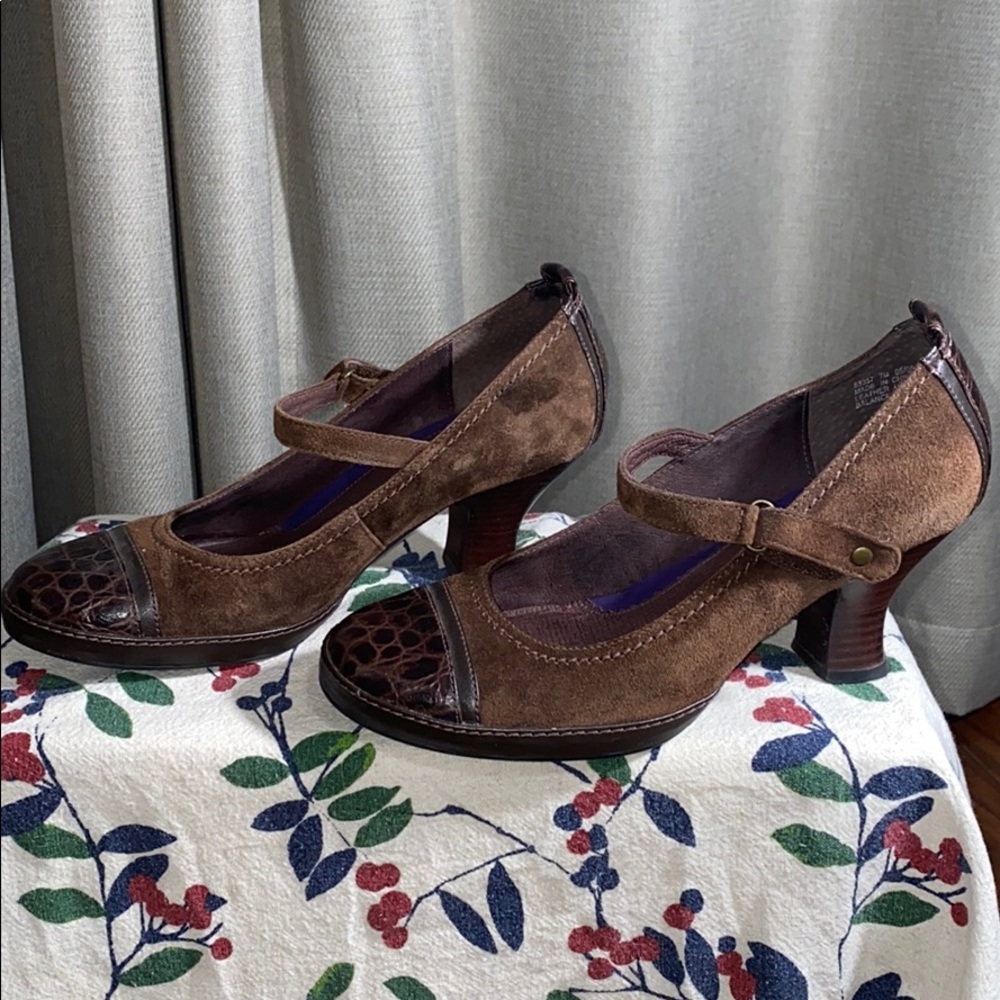 Clarks Indigo leather suade pumps Mary Jane heels